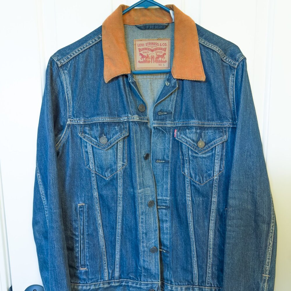RARE! 2012 Vintage style Levi’s Trucker Jacket - Orange Corduroy Collar. Size S
